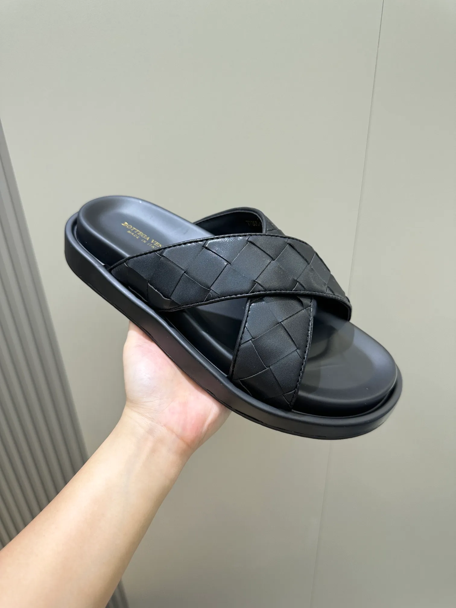 Factory price: 360💰BV hand-woven men's slippers and sandals - suitable for walking. It still emphasizes minimalism and practical wearability, but is full of vivid artistry. Super classic, luxurious and comfortable, imported cowhide + cowhide lining + lightweight outsole Size: 39-44 (customized at 38.45)